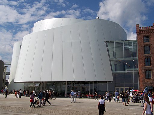 Ozeaneum in Stralsund, Vorderansicht, neben Eingangsbereich