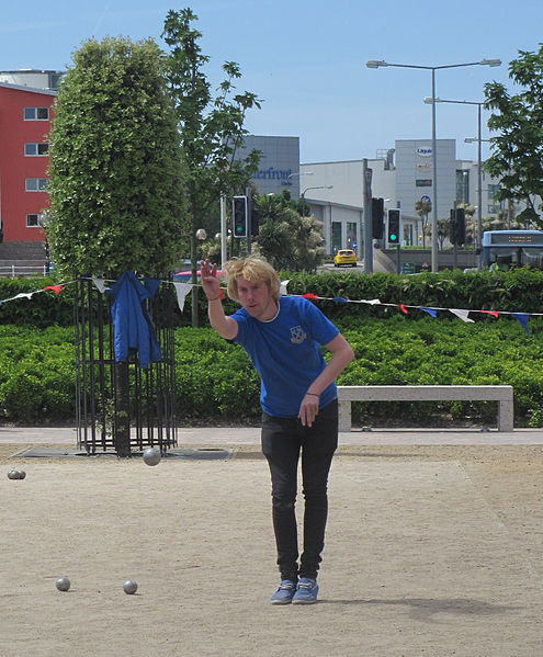 File:Pétanque jeunm'lage Saint Hélyi-Avranches Jèrri Mai 2011 14.jpg