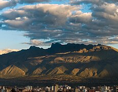 Panorama urbano con el Cerro Tunari, Cochabamba.jpg