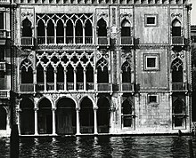 Particolari della facciata in una foto di Paolo Monti del 1977