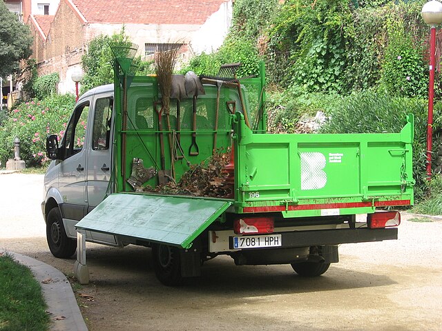 Above, a Barcelona Parks and Gardens truck. Below, workers of the department.