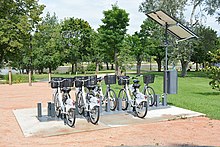 Parking vélos libre-service près des berges d'Allier avec panneau photovoltaïque