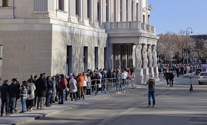File:Parliament Building in Vienna, Austria-open day - queue sidewalk PNr°1020.jpg