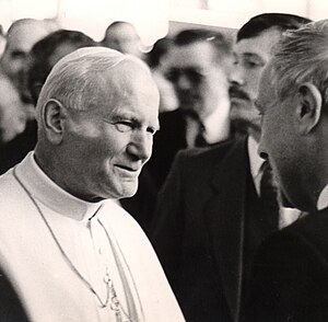 Aankomst van Paus Johannes Paulus II op vliegveld Welschap in Eindhoven.
