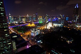 Vue en hauteur de la place et de son parc la nuit