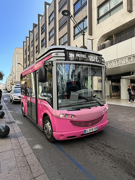 File:Petit bus Rue d'Antibes (Cannes) en avril 2023.JPG