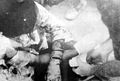 본 상병이 퐁니·퐁넛 마을에서 마지막으로 찍은 사진. 미군 병사가 당시 16세이던 쩐티득의 부상당한 팔을 치료하고 있다.