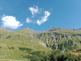 Le pic de l'Ouillon (à gauche) vu depuis la Ville des Glaciers au nord-ouest.