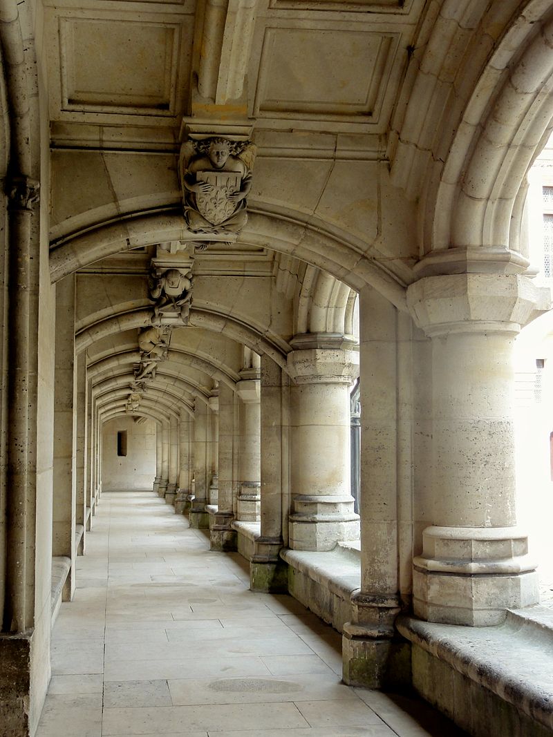 Pierrefonds (60), château, cour, galerie devant la salle des gardes 2.jpg