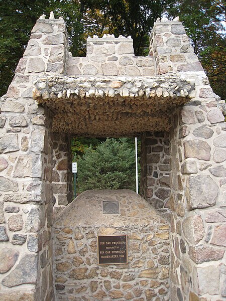 File:Pin Oak Fountain Pin Oak WV 2008 10 12 09.jpg