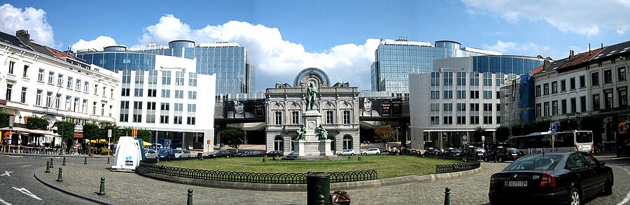 Cara oeste del Parllamentu tres la terminación de la última ampliación escontra la Plaza de Luxemburgu.