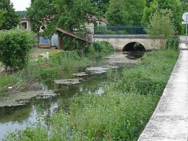 Мостът над Sarce в Avirey-Lingey