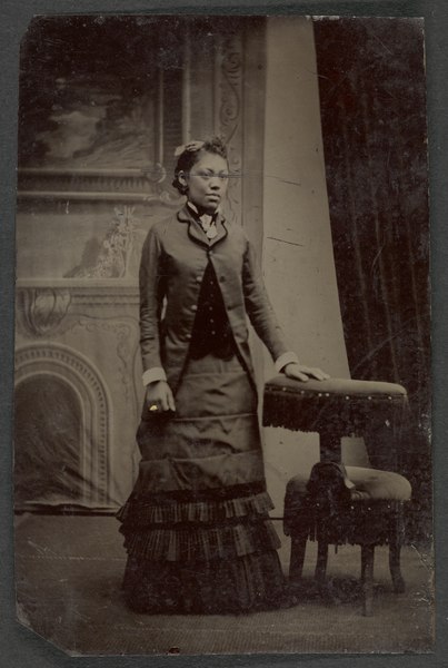 File:Portrait of an unidentified woman, standing (I0034607).tif