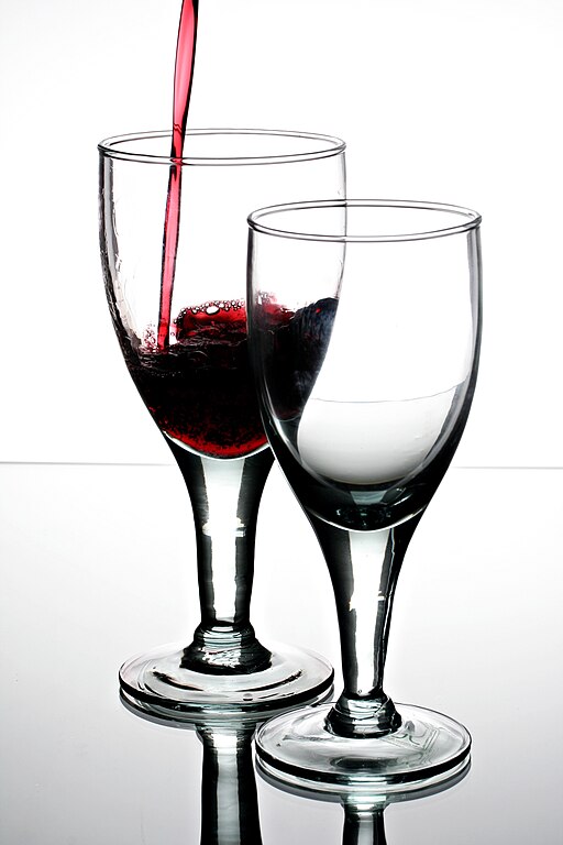 File:A glass of red wine.jpg - Wikimedia Commons