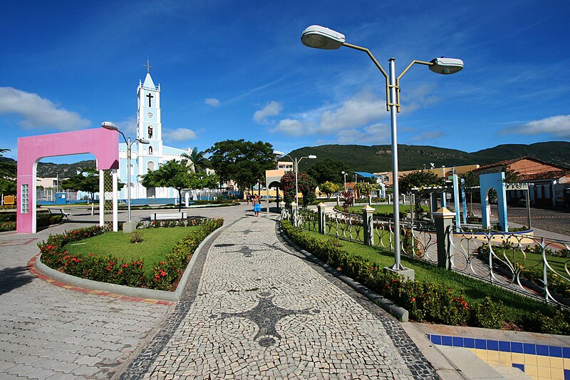 File:Praça de Macaúbas, 2011.jpg