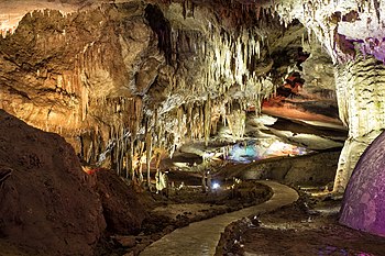 Пещера прометея грузия. Пещера Прометея (Кумистави) Грузия. Кутаиси пещера Прометея. Пещера Сатаплия Грузия. Пещера Сатаплия Кутаиси.