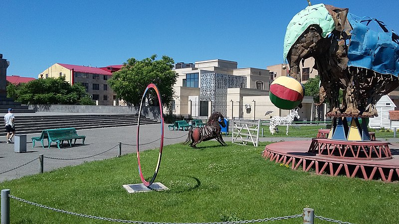 File:Public art in Cascade of Yerevan 33.jpg