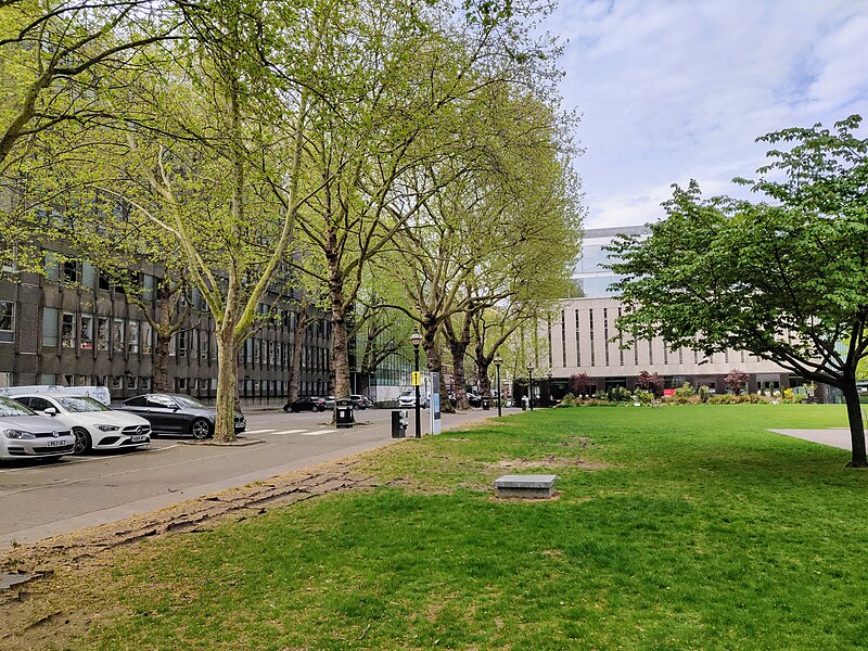 File:Queen's Lawn and Imperial College Road looking west.jpg