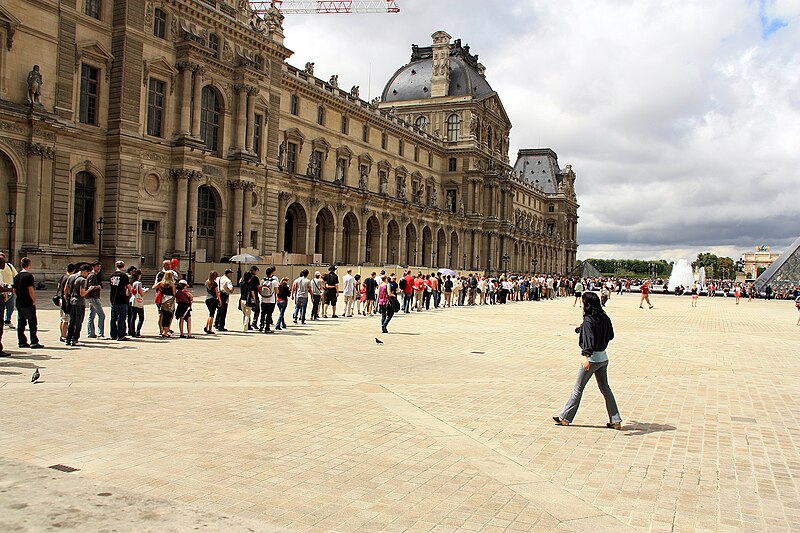 File:Queue-to-the-Louvre.jpg