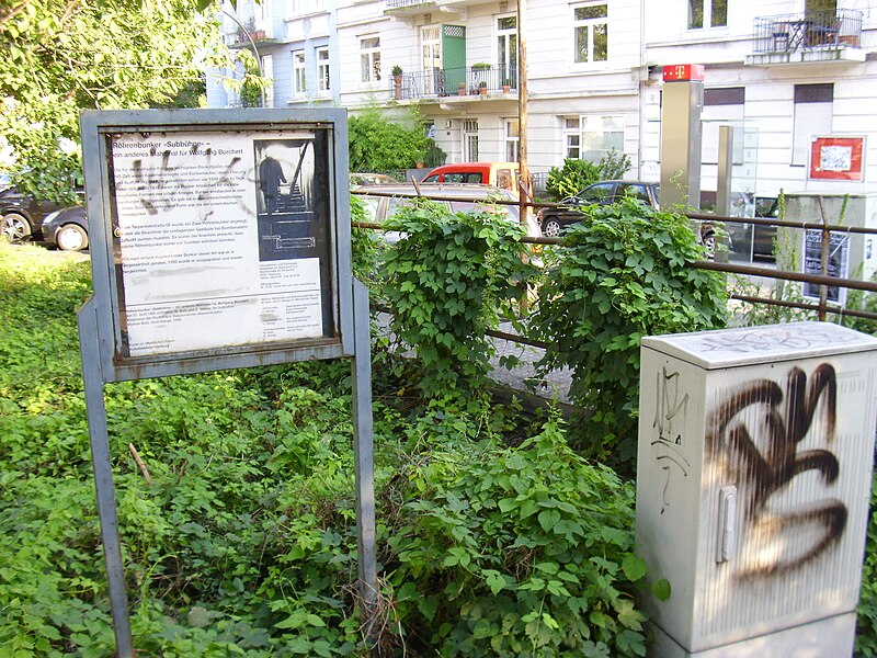 File:Röhrenbunker Ernst-Thälmann-Platz - Tafel Subbühne (Hamburg-Eppendorf).jpg