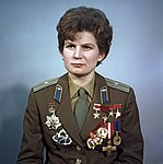 Kosmonauten Valentina Teresjkova i uniform med blå kragspeglar med gula officerspaspoaler och flygvapnets truppslagstecken.