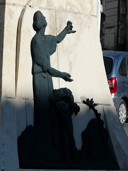 File:Ribérac monument aux morts pl Liberté (2).JPG