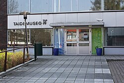 Riihimäen taidemuseon sisäänkäynti Jarrumiehenkadun puolelta vuonna 2021.