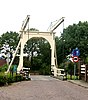 "Gele brug", ophaalbrug. Aan het einde van de Dorpsstraat een houten ophaalbrug, die de verbinding vormt met de Parallelweg-Zuid.