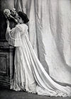 Vestido de casa de Redfern 1903 2 cropped.jpg