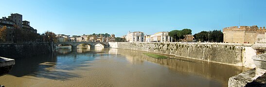 Panorama de Rome vue depuis le pont Sant'Angelo, avec le Tibre, le pont Victor-Emmanuel II, l'entrée de la Via della Conciliazione (qui mène à la Place Saint-Pierre), et, tout à droite, le château Sant'Angelo.