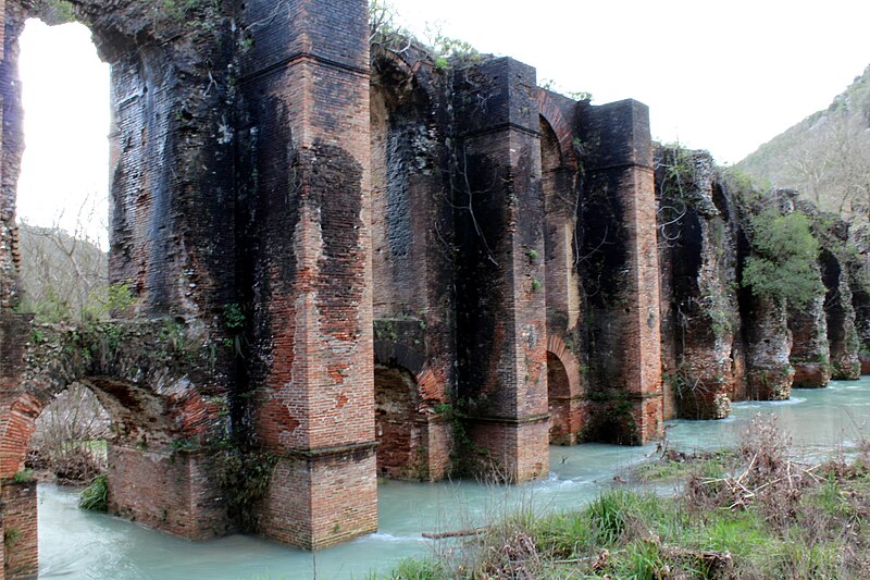 File:Roman aqueduct of Nicopolis 5.jpg