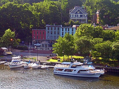 How to get to Rondout West Strand Historic District with public transit - About the place