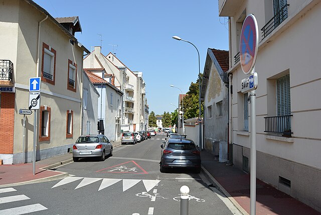 Rue du Quatre-Septembre au nord du boulevard Gambetta (Vichy) 2023-08-23