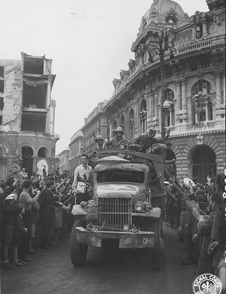File:SC 337143 - American soldiers being greeted by civilians in Genoa. 21 April, 1945. (52208844164).jpg