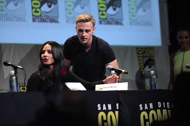 File:SDCC 2015 - Olivia Munn & Ben Hardy (19734190126).jpg