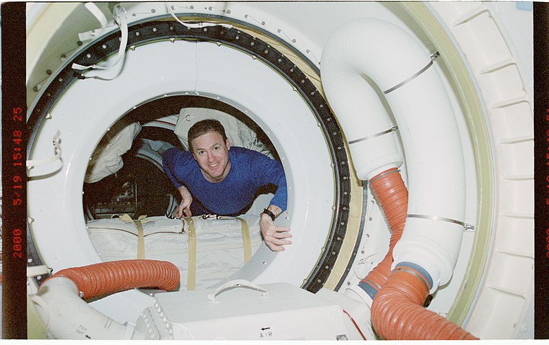 File:STS101-399-004 - STS-101 - CDR Halsell looking into airlock - DPLA - aaf4dbb430bf649a352645666fb6877a.jpg