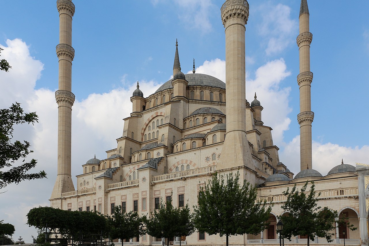 1280px-Sabanc%C4%B1_Merkez_Camii_01.jpg