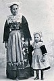 Femme et enfant de Saint-Nic en costumes de fêtes (carte postale Le Doaré, 1901).