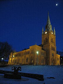 S:t Pauli kyrka i grodperspektiv vid blå timmen.