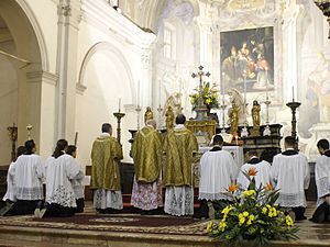 Santa messa solenne in rito antico celebrata nella chiesa di S. Ambrogio.jpg