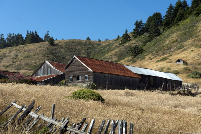 File:Scenic views of farm buildings along Route 1 near the Pacific Ocean in Northern California LCCN2013632222.tif