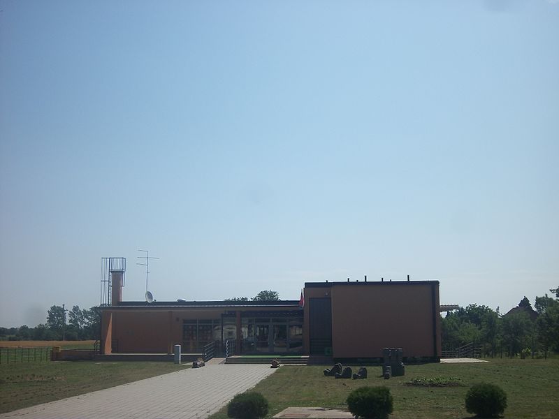 File:School in Čakovci.JPG