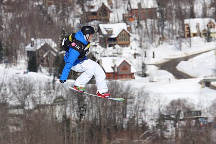 O snowboarder Sergey Lapushkin realizando uma manobra em slopestyle durante a Copa Mundial LG/FIS de 2012 na estação de esqui de Stoneham, Quebec, Canadá. (definição 3 420 × 2 280)