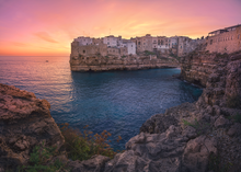 Alba sul mare Adriatico dalla costa frastagliata di Polignano a Mare