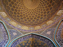 La cupola della Moschea dello Shaykh Loṭf Allāh vista dall'interno.