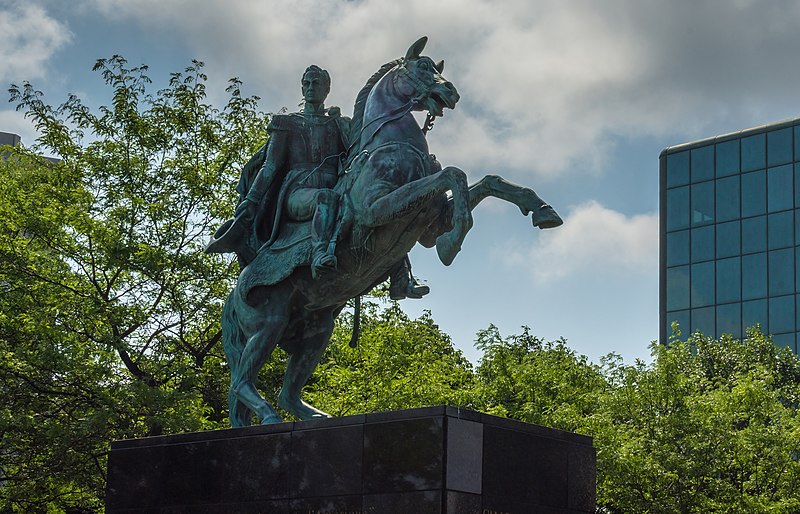 File:Simon Bolivar Statue on Québec city, Canadá.jpg