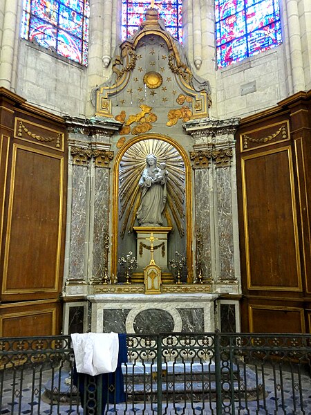 File:Soissons (02), cathédrale, chapelle rayonnante d'axe, autel et retable de la Vierge Marie 1.jpg