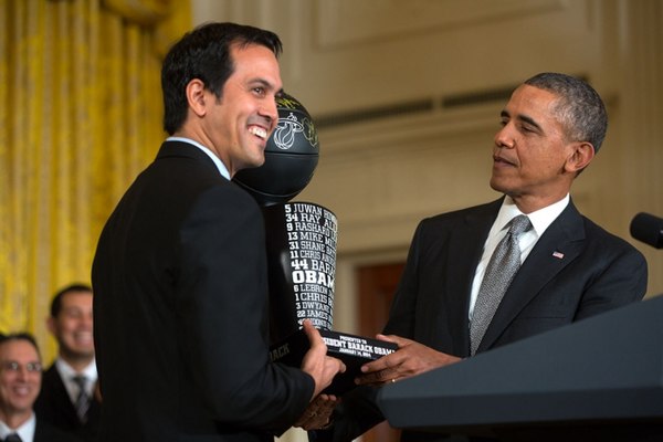 Spoelstra presents President Barack Obama a team trophy in January 2014.