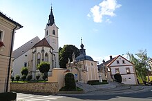 Pfarrkirche mit Denkmal