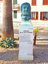 Statue d'hommage à Victor Hugo.